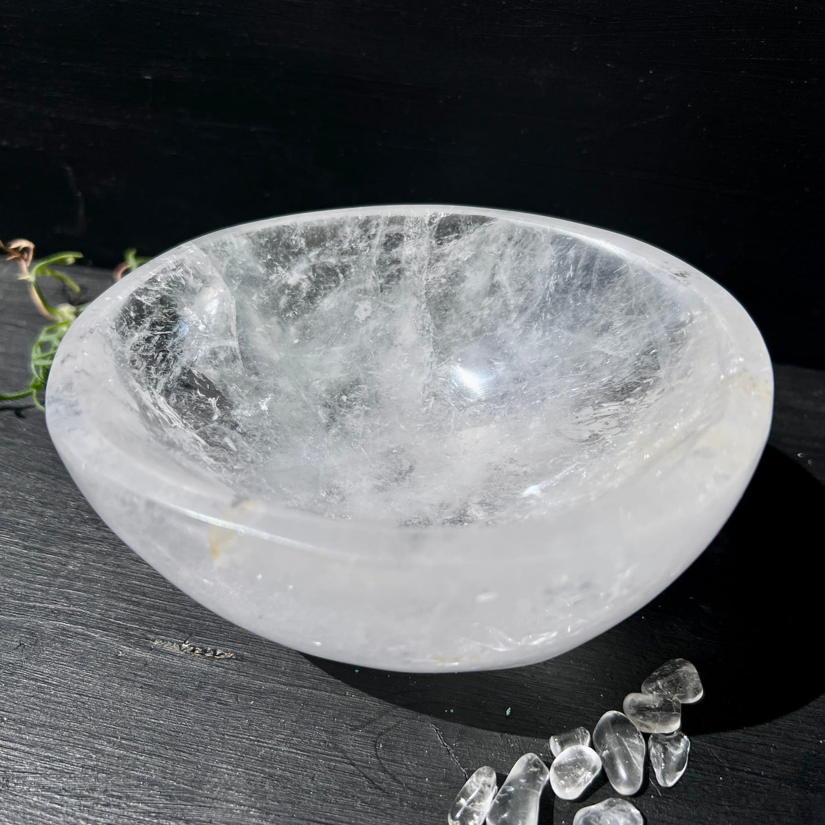 Bergkristallschale poliert, milchig-weiss mit silbrigen Schlieren und feinen Fasereinschlüssen, runde Schalenform | Happy Minerals