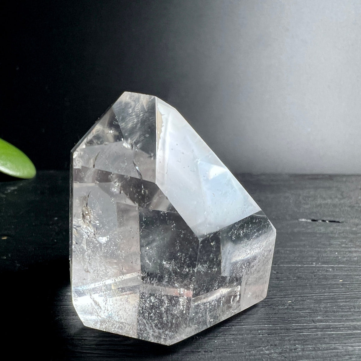 Bergkristall | schräge Perspektive | natürliche Risse | polierte Kanten | Brasilien | Happy Minerals