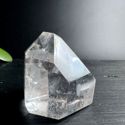 Bergkristall | schräge Perspektive | natürliche Risse | polierte Kanten | Brasilien | Happy Minerals