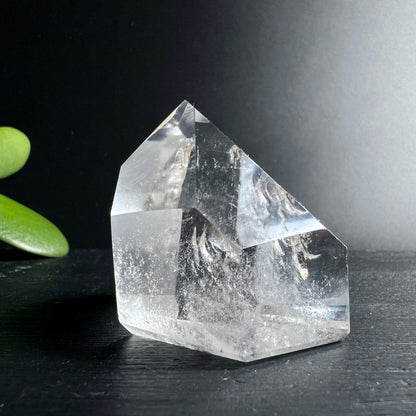 Bergkristall | seitliche Ansicht | natürliche Einschlüsse | polierte Kanten | Brasilien | Happy Minerals