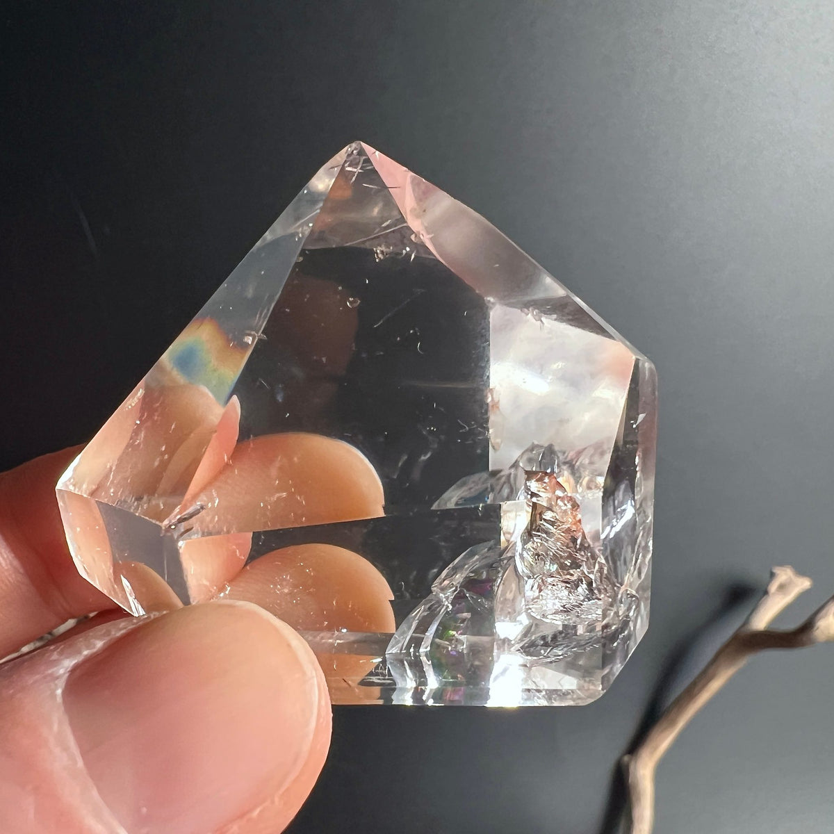Bergkristall Spitze | Hand | transparenter Kristall | Regenbogen-Reflexe | Brasilien | Happy Minerals