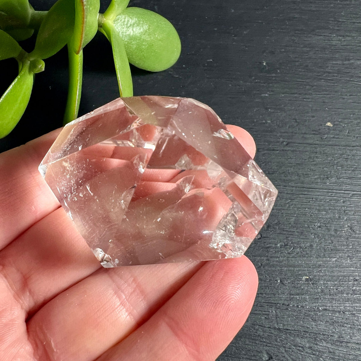 Bergkristall Spitze | Hand | warmes Licht | rosa Schimmer | transparent | Brasilien | Happy Minerals