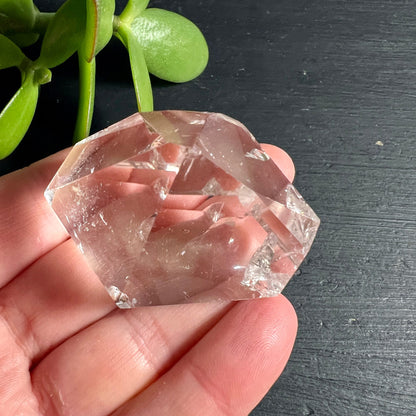 Bergkristall Spitze | Hand | warmes Licht | rosa Schimmer | transparent | Brasilien | Happy Minerals