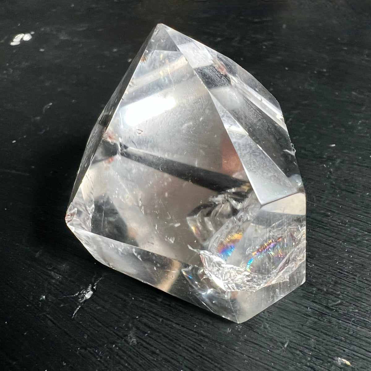 Bergkristall Spitze | seitlich | prismatische Form | dunkle Einschlüsse | Brasilien | Happy Minerals
