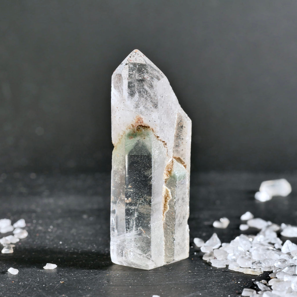 Bergkristall | stehend mit Kristallsplittern | Chlorit-Einschluss | Madagaskar | Unikat | Happy Minerals
