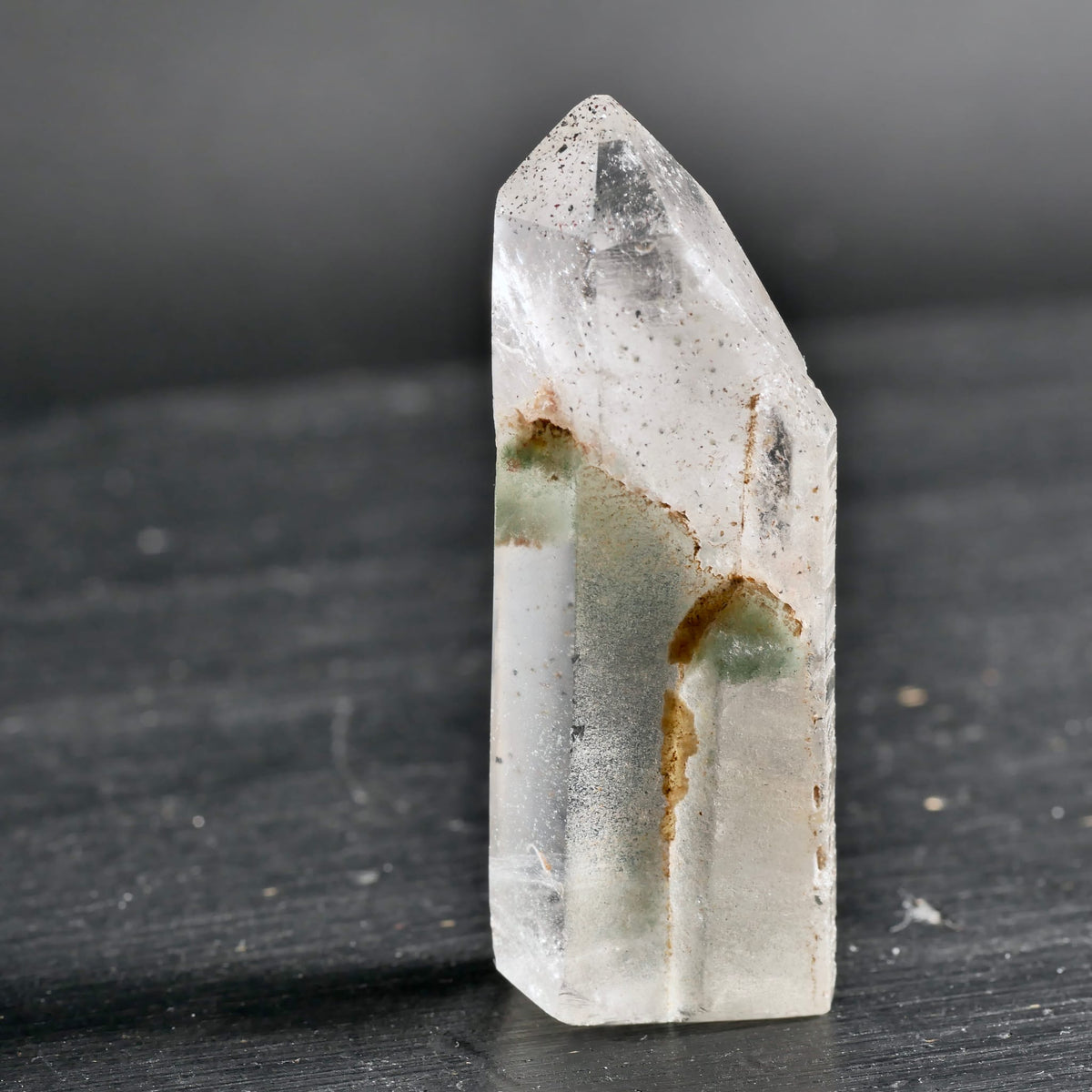 Bergkristall | stehender Turm | grüner Chlorit-Kern | goldbraune Einschlüsse | Madagaskar | Happy Minerals