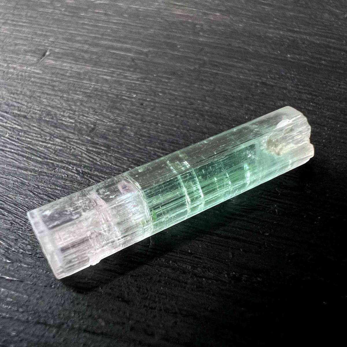 bicolor-turmalin-kristall-gruen-transparent-happy-minerals