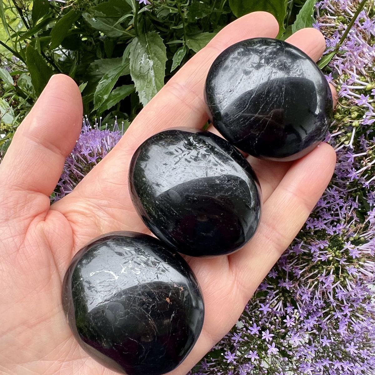 Schwarzer Turmalin Handschmeichler aus Madagaskar, poliert | Happy Minerals