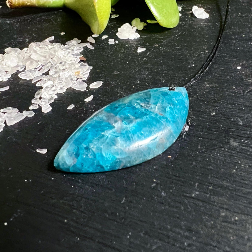 Blauer Apatit Anhänger in Marquise Form leuchtend tuerkis