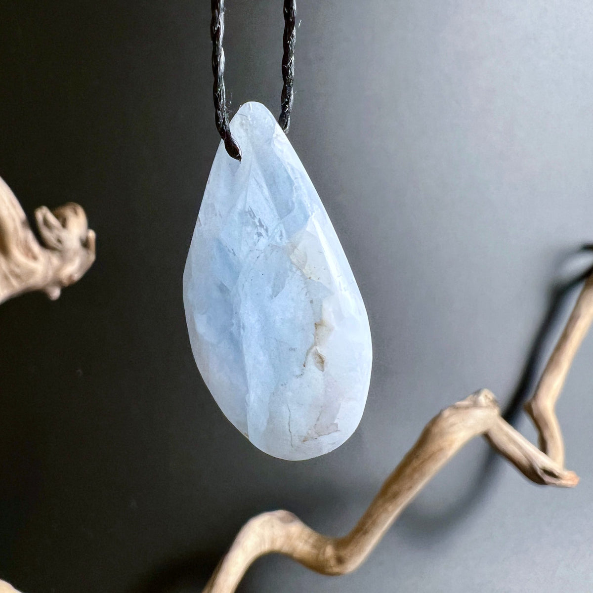 Blauer Calcit Anhänger | Natürliche Maserung | Edelstein gebohrt | Kristall Schmuck | Happy Minerals