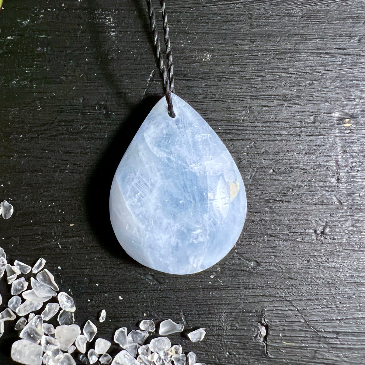 Blauer Calcit flach | Holzuntergrund | Kristall Kollektion | Mineralien Shop | Happy Minerals