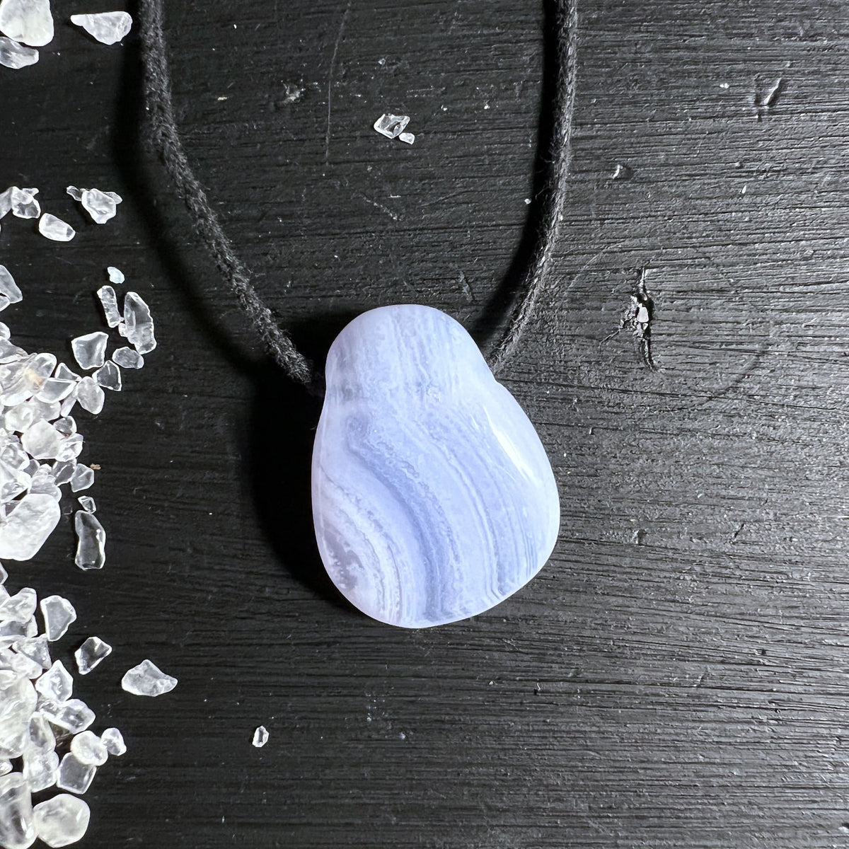 Blauer Chalcedon Anhaenger gebohrt mit schwarzem Band