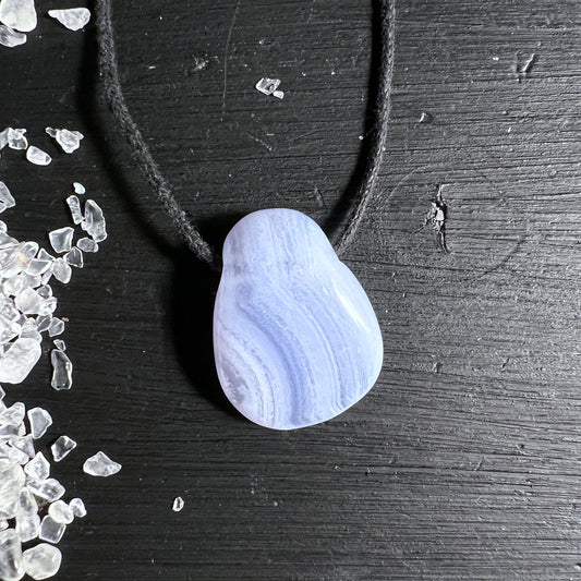 Blauer Chalcedon Anhaenger gebohrt mit schwarzem Band