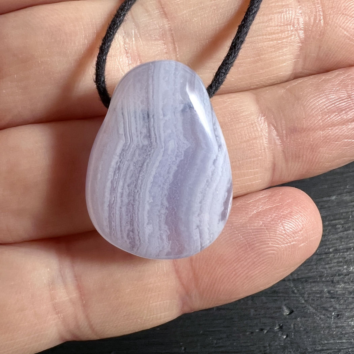 Blauer Chalcedon Trommelstein gebohrt Nahaufnahme