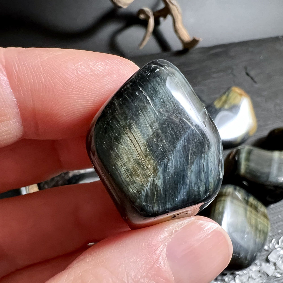 Blue Tiger Eye Trommelstein mit seidigem Glanz und goldenen Reflexen | Happy Minerals