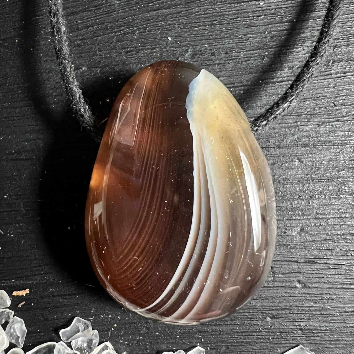 Botswana Streifenachat | zartes Karamellbraun | elfenbeinfarbene Bänder | Unikat | Happy Minerals