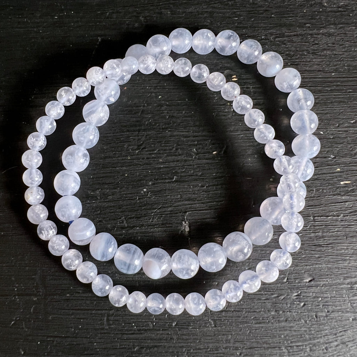 Chalcedon | zwei Armbänder | Draufsicht | Malawi | sanftes Opalweiß | Happy Minerals | Variante B
