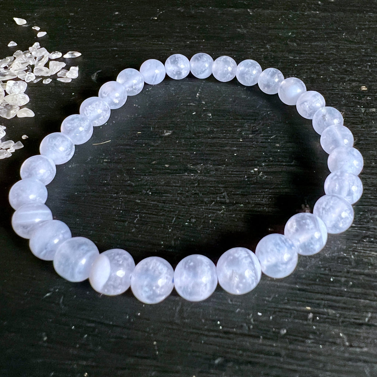 Chalcedon | Armband | rund | Malawi | milchig-blaue Nuancen | Kristallsplitter | Happy Minerals | Variante C