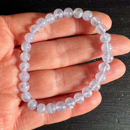 Chalcedon | Armband | Handfläche | Malawi | transparente Perlen | zartes Blauweiß | Happy Minerals | Variante D