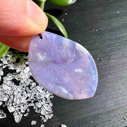 Chalcedon Flieder Rückseite mit sanftem Rosa-Violett Verlauf | Gebohrt | Happy Minerals
