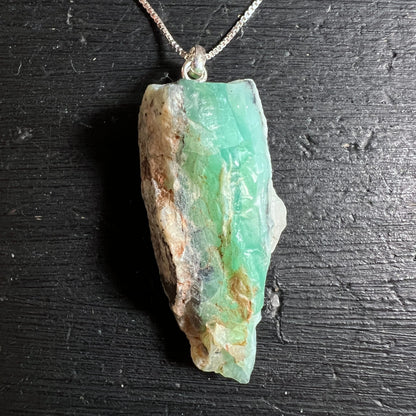 Chrysopras | Anhänger | liegend | auf | Holz | Kettenöse | Detail | grün-beige | Happy Minerals