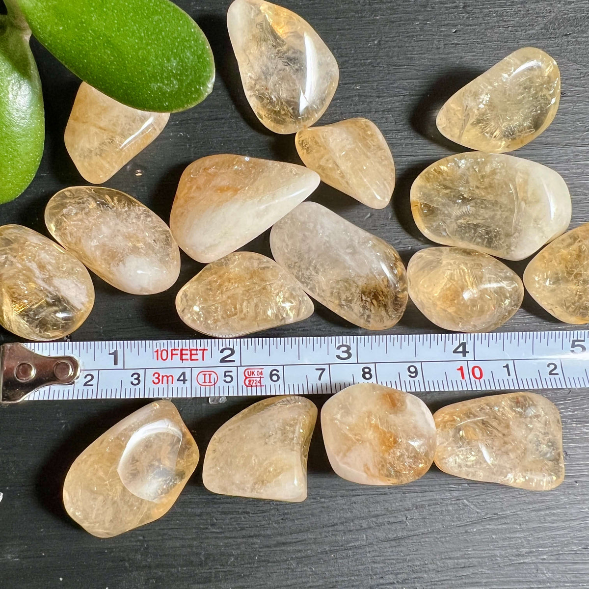 Citrin Trommelstein 20-30mm mit Maßband | Mini Handschmeichler für Tasche Portemonnaie | Happy Minerals