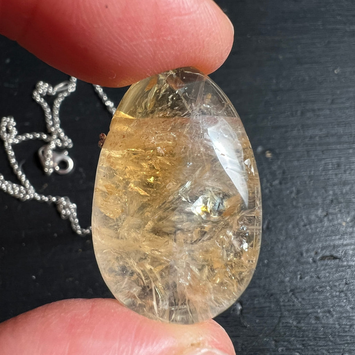 Citrin Tropfen Anhaenger honiggelb mit faserigen Einschluessen und klarer Spitze, polierte Oberflaeche | Happy Minerals