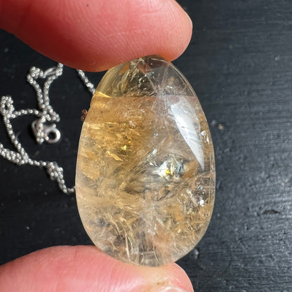 Citrin Tropfen Anhaenger honiggelb mit faserigen Einschluessen und klarer Spitze, polierte Oberflaeche | Happy Minerals