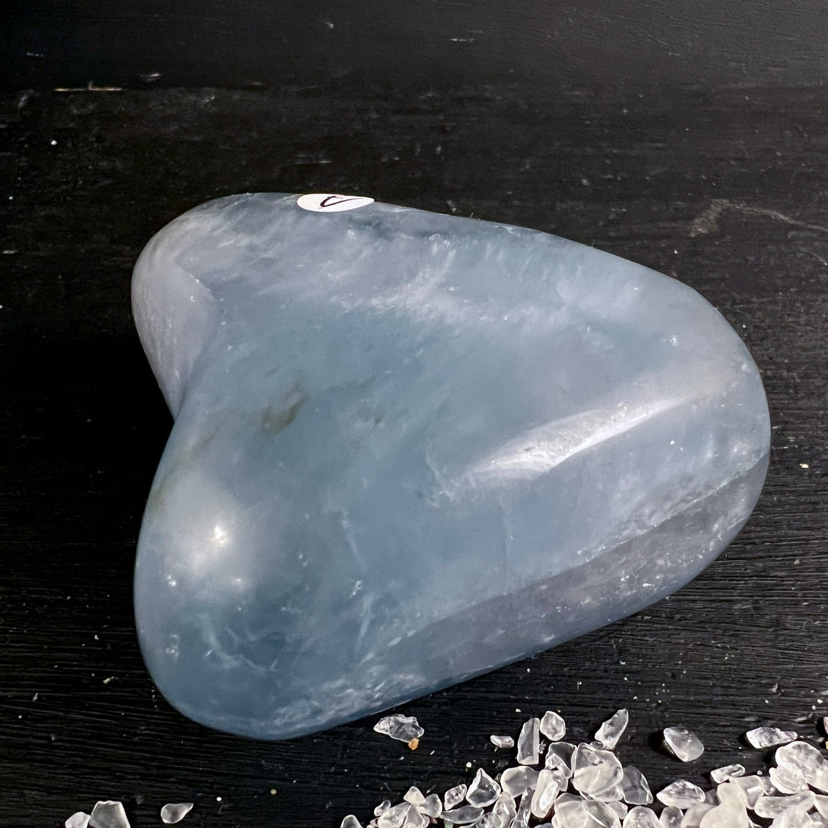 Celestit Handschmeichler Variante D | dreieckige Form | milchiges Hellblau | Madagaskar | Happy Minerals