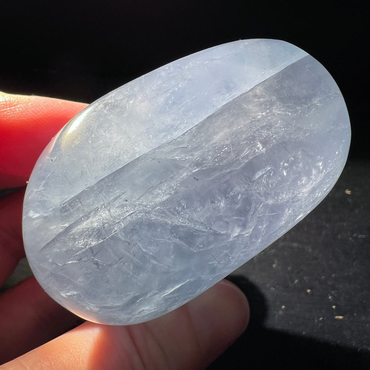 Celestit Handschmeichler Variante E | oval | milchig transparent | Lichtspiegelungen | Happy Minerals