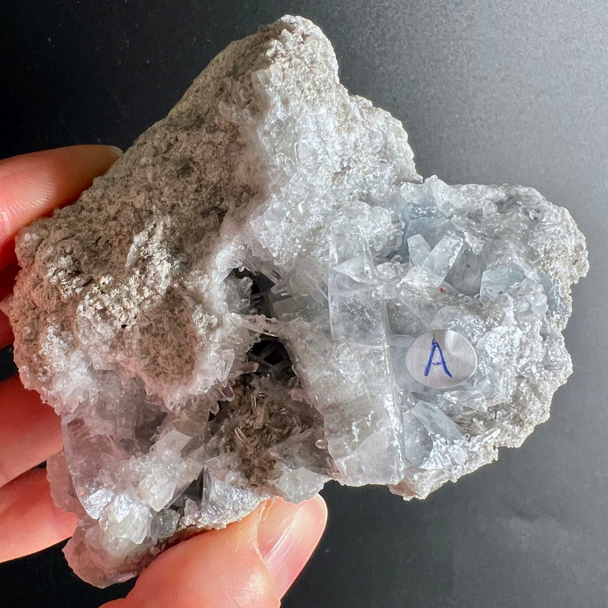 Coelestin Rohstein | Variante A | weiße Kristallnadeln | Hohlraum-Druse | Madagaskar | Happy Minerals