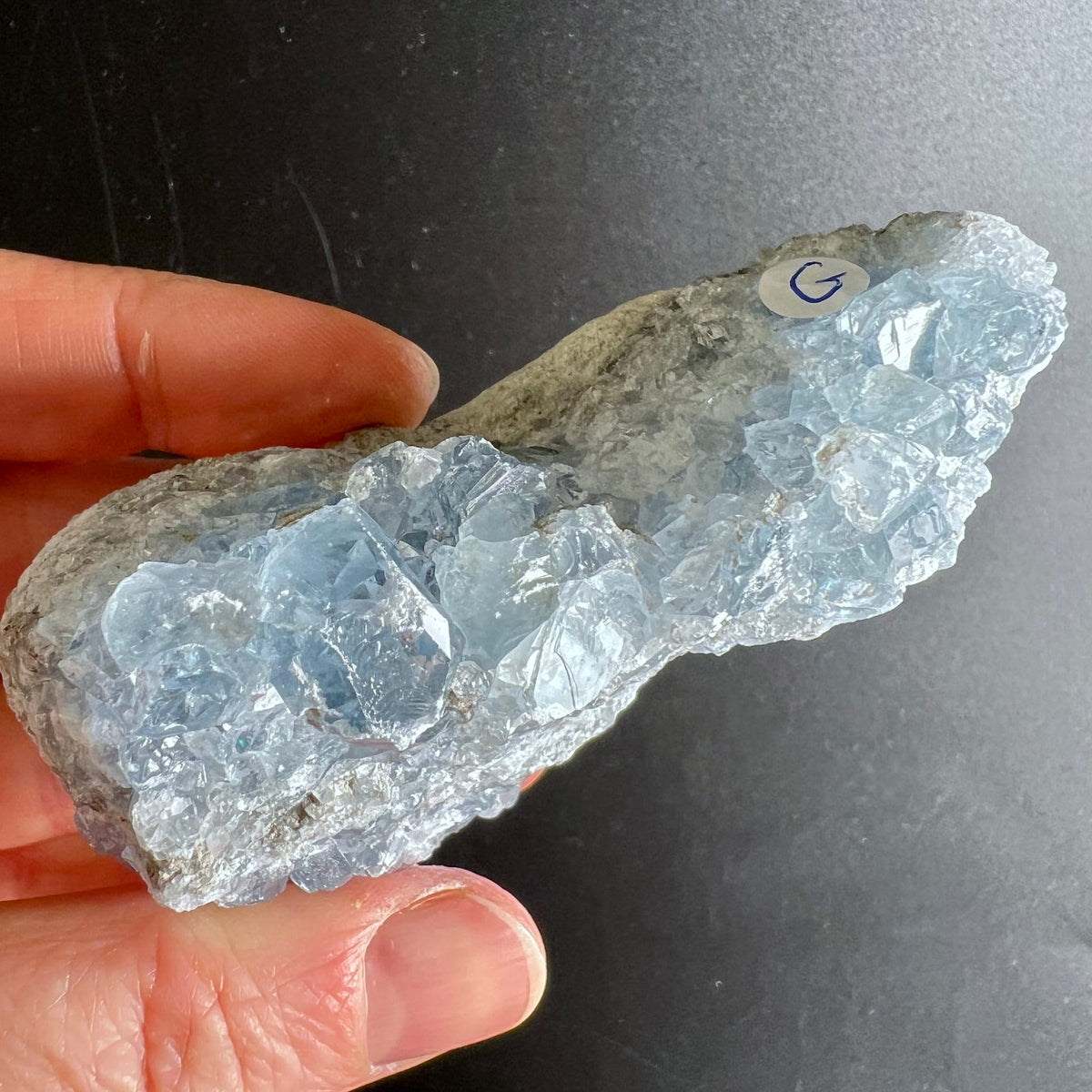 Coelestin Rohstein | Variante G | längliche blaue Kristalle | sanfter Glanz | Madagaskar | Happy Minerals