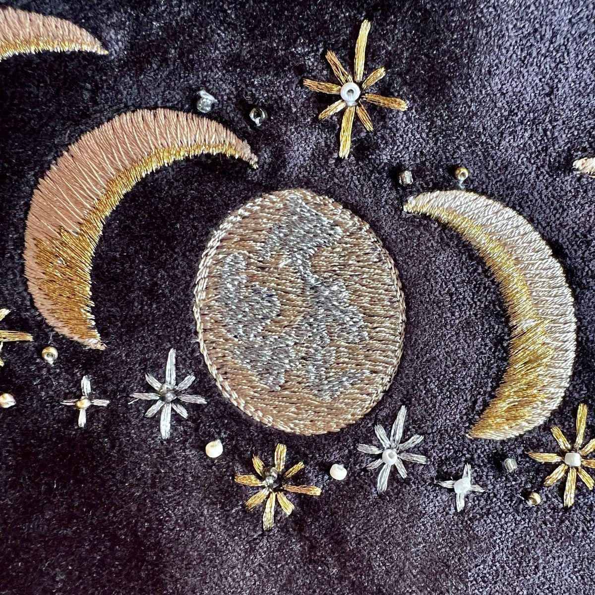 Detailaufnahme goldene Mondphasen | Sterne Stickerei | Pailletten | schwarzer Samt | Happy Minerals Handwerk