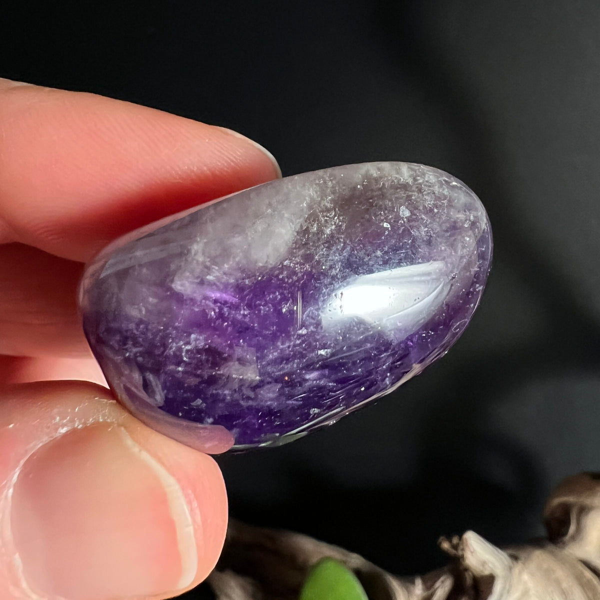 Dream Amethyst Trommelstein Detailaufnahme