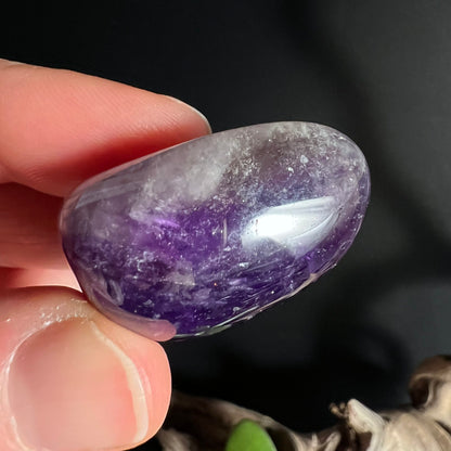 Dream Amethyst Trommelstein Detailaufnahme