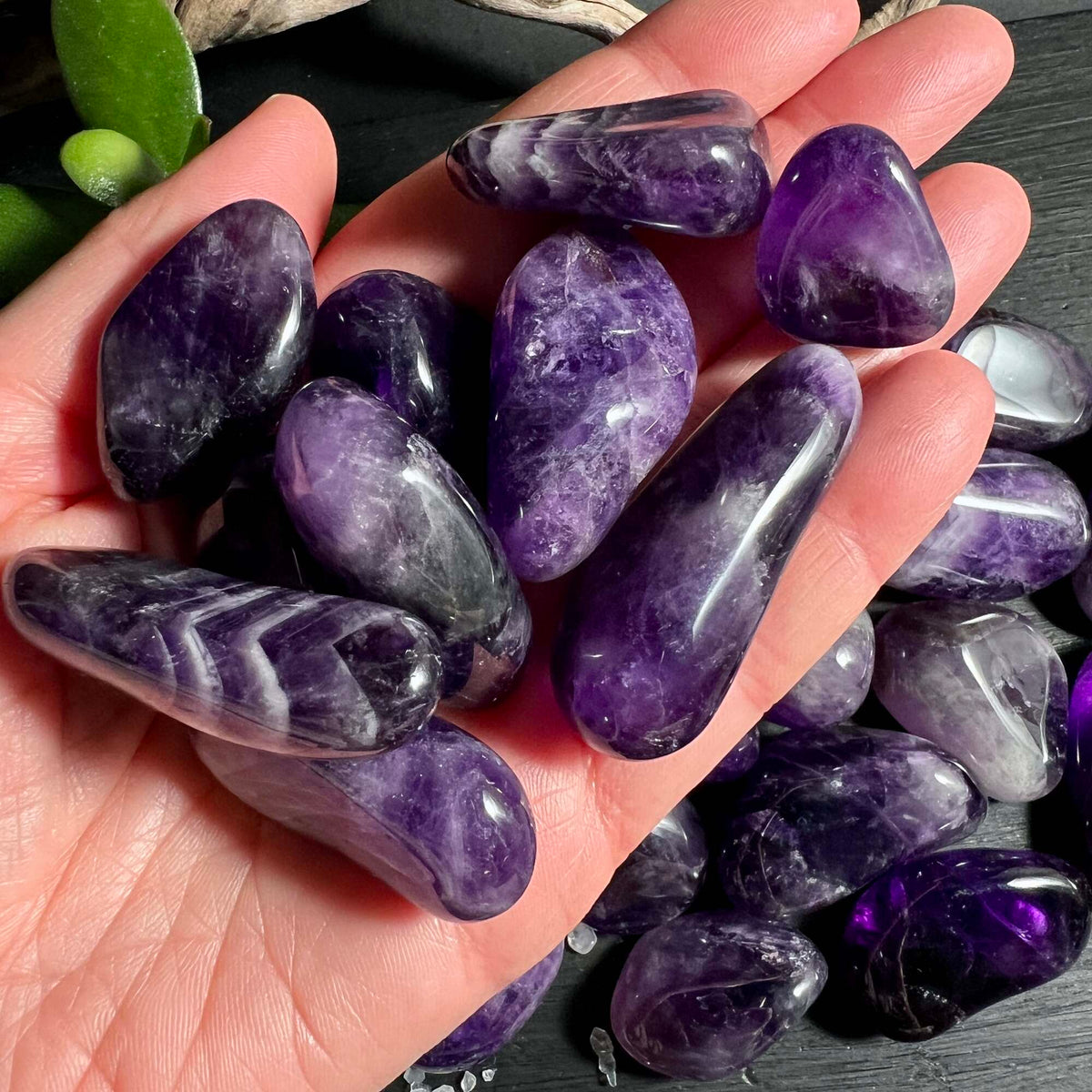 Dream Amethyst Trommelsteine XL in der Hand