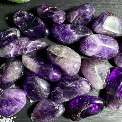 Sammlung violetter Dream Amethyst Trommelsteine XL