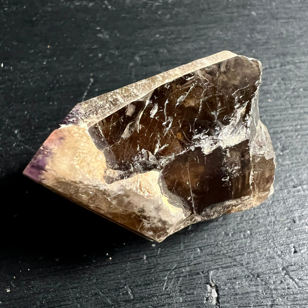 Rohstein mit Rauchquarz-Kern, bernsteinfarben-dunklen Facetten und violettem Amethystsaum | Happy Minerals