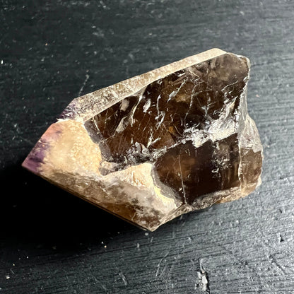 Rohstein mit Rauchquarz-Kern, bernsteinfarben-dunklen Facetten und violettem Amethystsaum | Happy Minerals