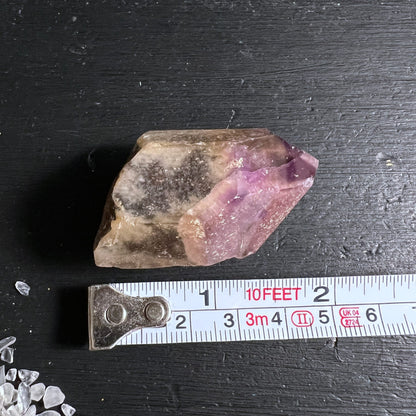Roher Kristall mit rauchig-braunem Kern und durchscheinend violetter Amethyst-Spitze, raue Bruchkanten | Happy Minerals