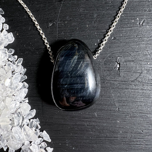Tropfenförmiger Falkenauge Anhänger mit schimmernder Oberfläche | Happy Minerals