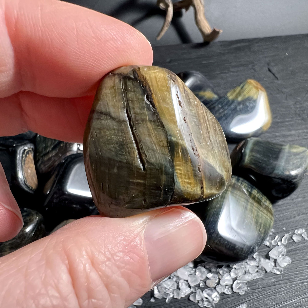 Blauer Falkenauge Trommelstein 30–50mm Größe, natürliche Struktur | Happy Minerals