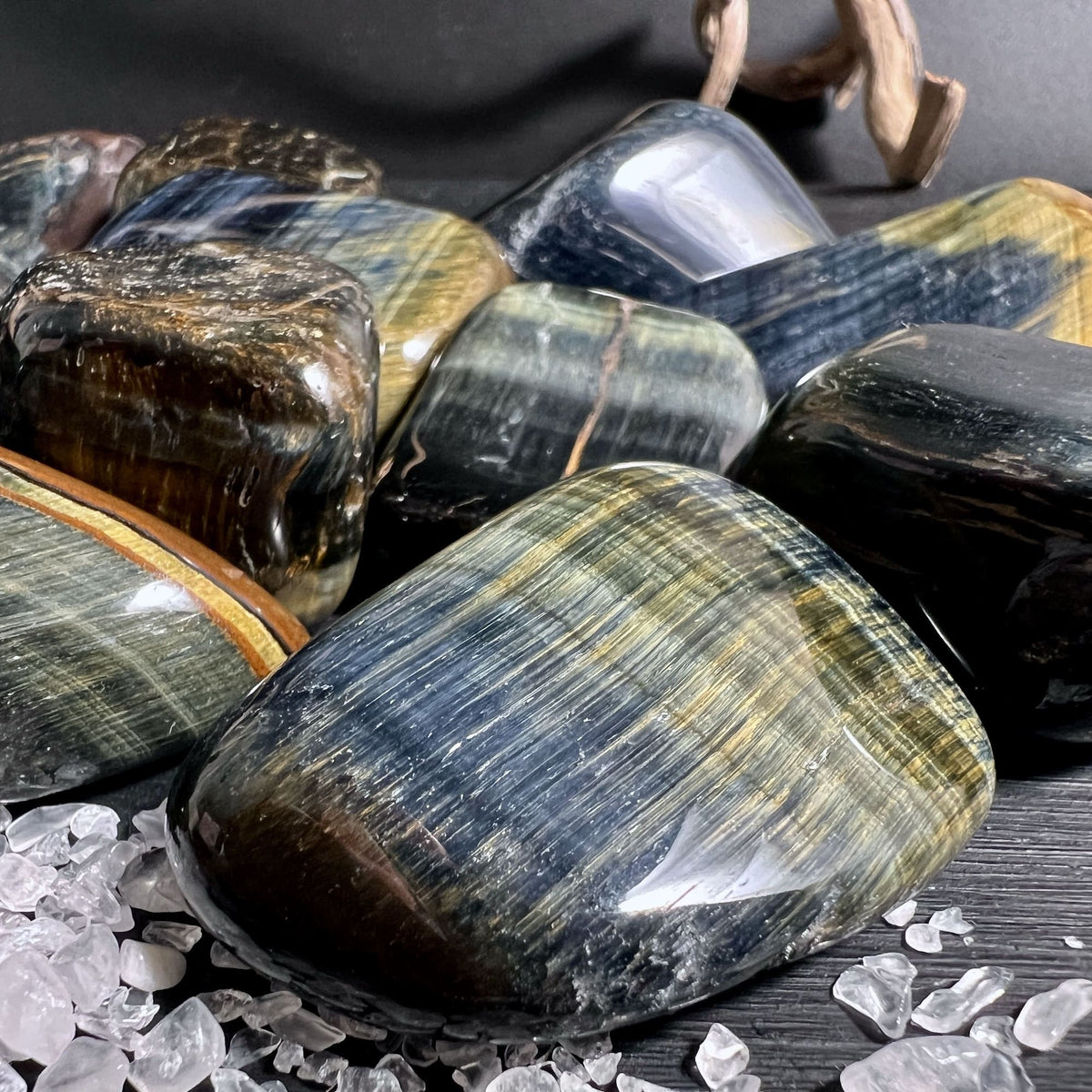 Falkenauge Trommelstein aus Namibia, polierte Oberfläche mit blauem Schimmer | Happy Minerals