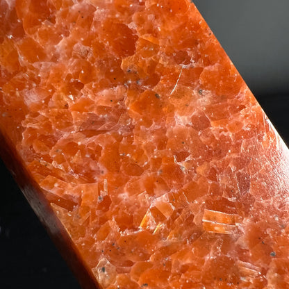 Nahaufnahme Feuercalcit | mosaikartige Kristallflächen | orange-rote Facetten | Happy Minerals