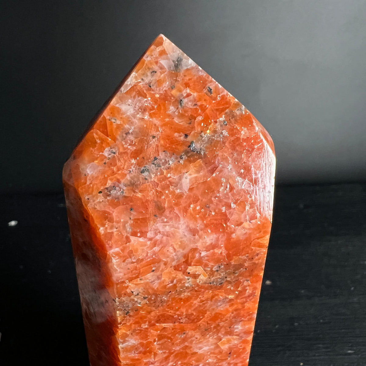 Spitze des Orchideencalcit Turms | funkelnde Oberfläche | warmes Orange | Happy Minerals