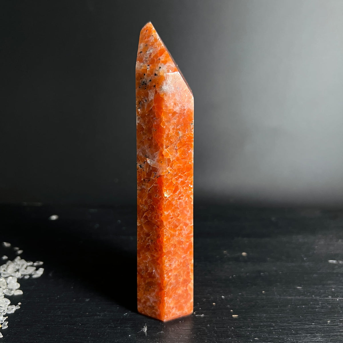 Feuercalcit Turm | dramatisches Licht | kräftige Orangetöne | elegante Form | Happy Minerals