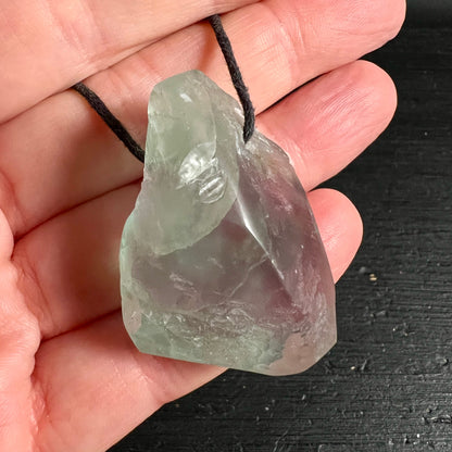 Fluorit Anhaenger roh mit gruen-violetten Zonen, kantige Form, an schwarzer Schnur gebohrt | Happy Minerals