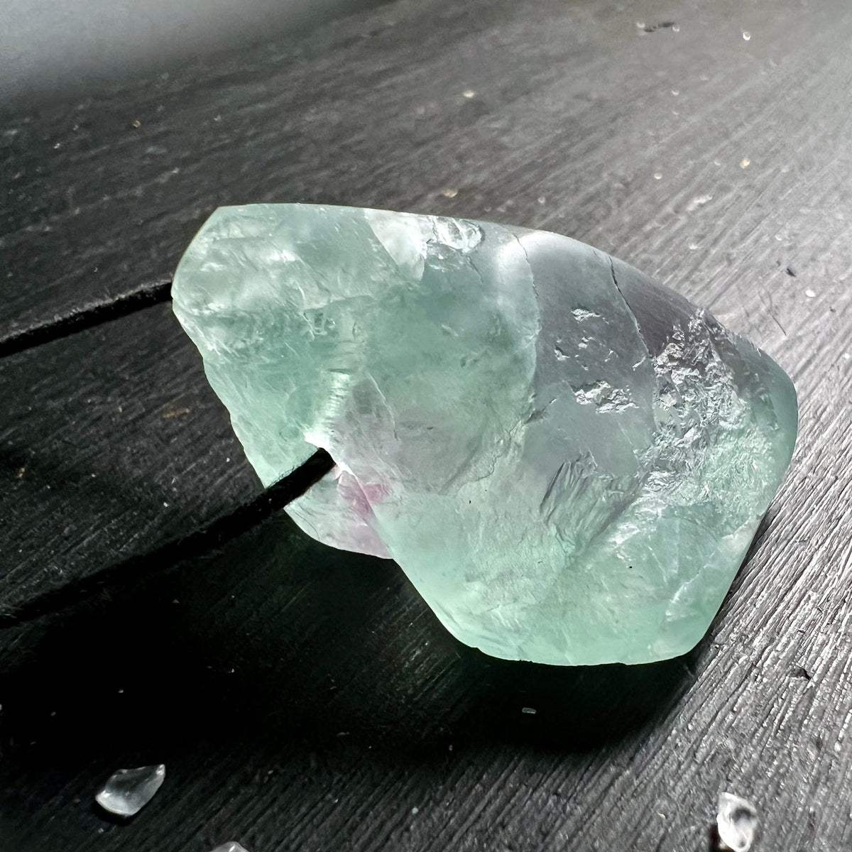 Fluorit Anhänger roh mit poliert angeschliffener Fläche, grün transluzent mit lilafarbenem Einschluss | Happy Minerals