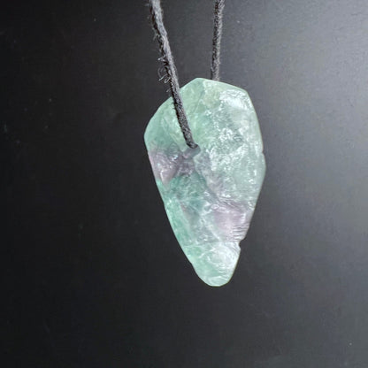 Fluorit Anhaenger tropfenfoermig, gruene und violette Zonen mit glasigem Glanz, teilpoliert | Happy Minerals