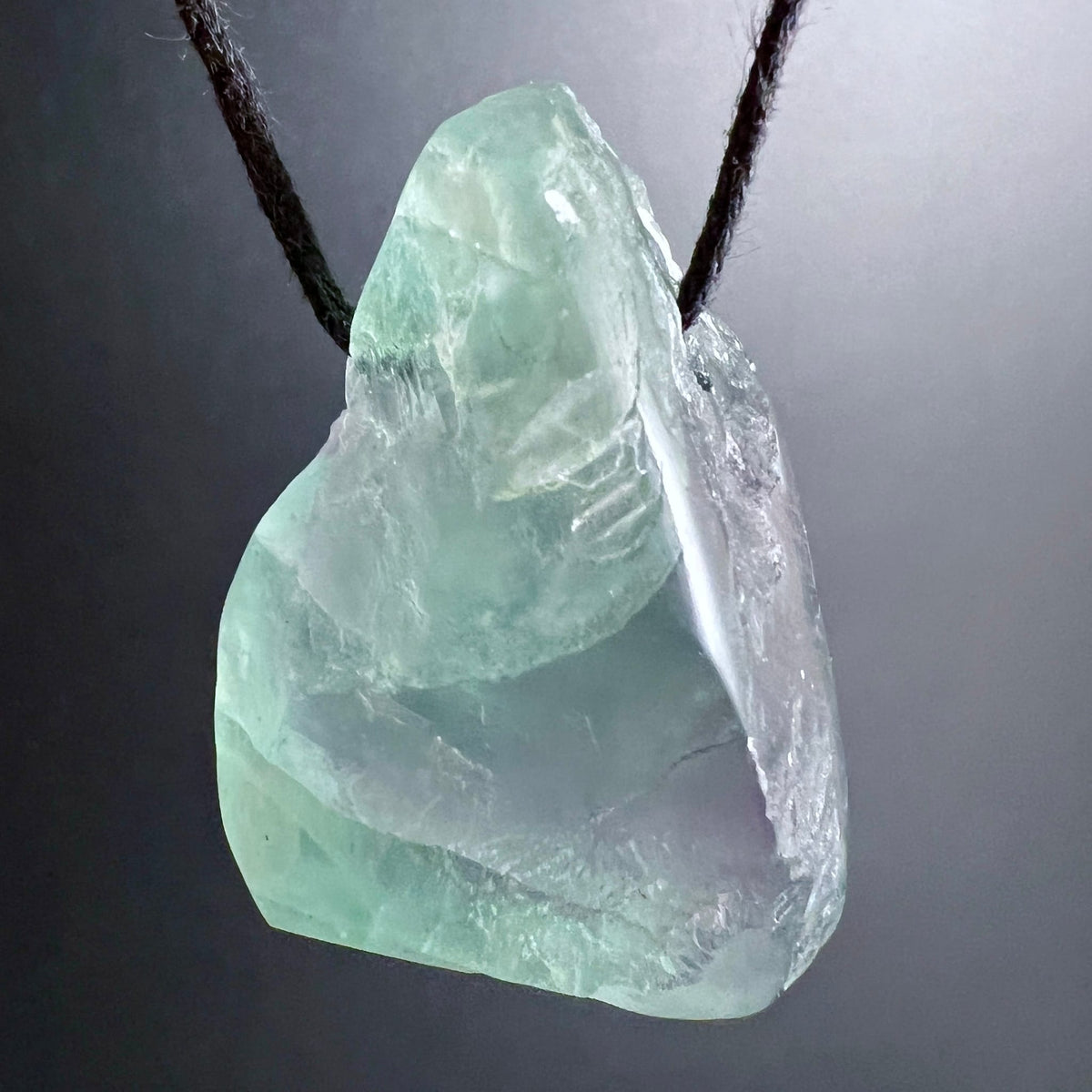 Fluorit Anhaenger, hell mintgruen transparent mit rauer Kante, tropfenfoermig, teilweise poliert | Happy Minerals